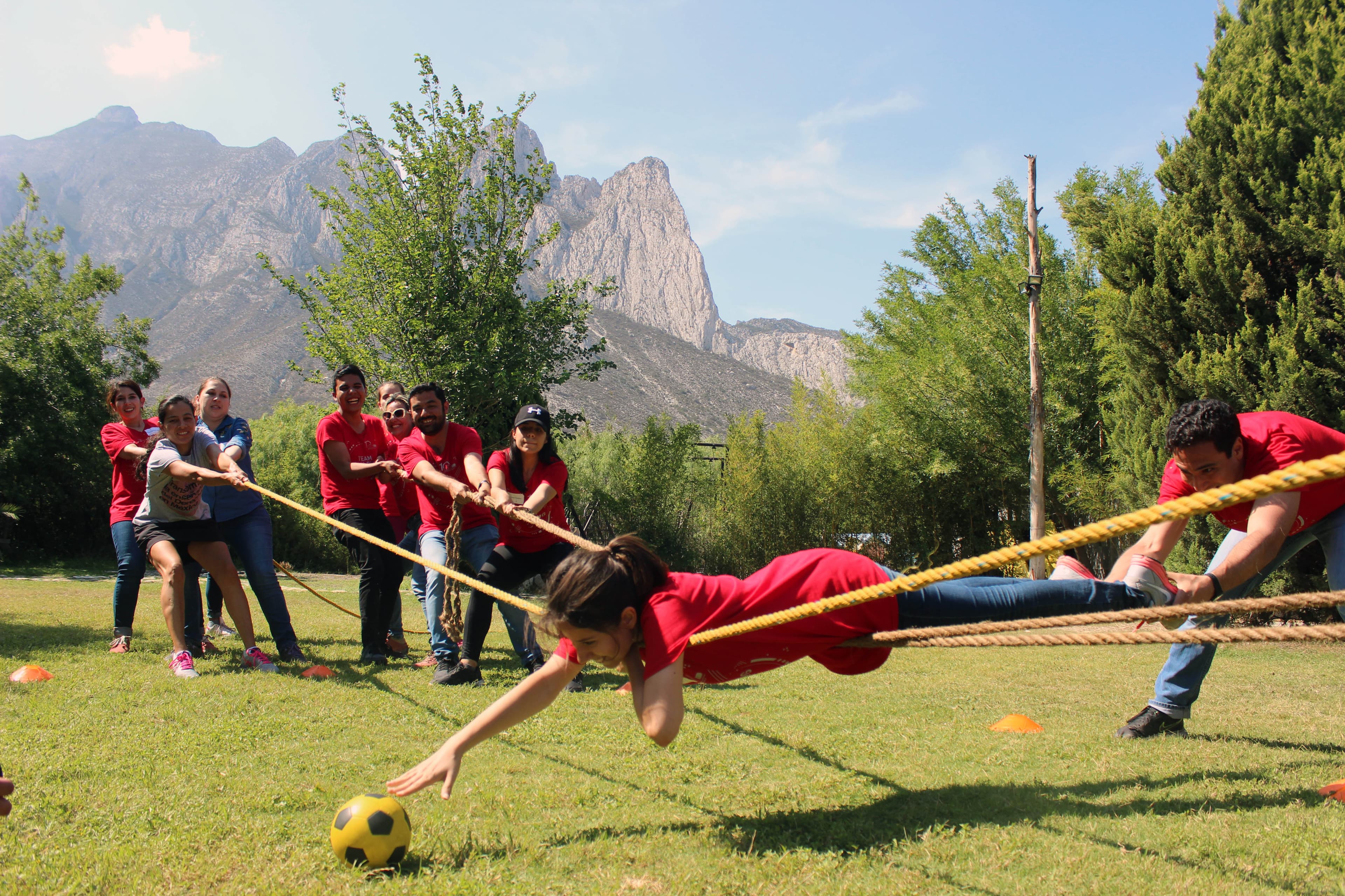 Participantes realizando una actividad de integración durante el rally empresarial organizado por ALYAX en Monterrey