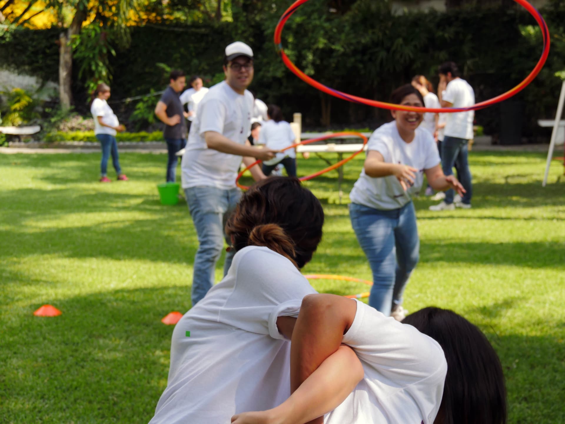 Participantes realizando una actividad de integración durante el rally empresarial organizado por ALYAX en Monterrey