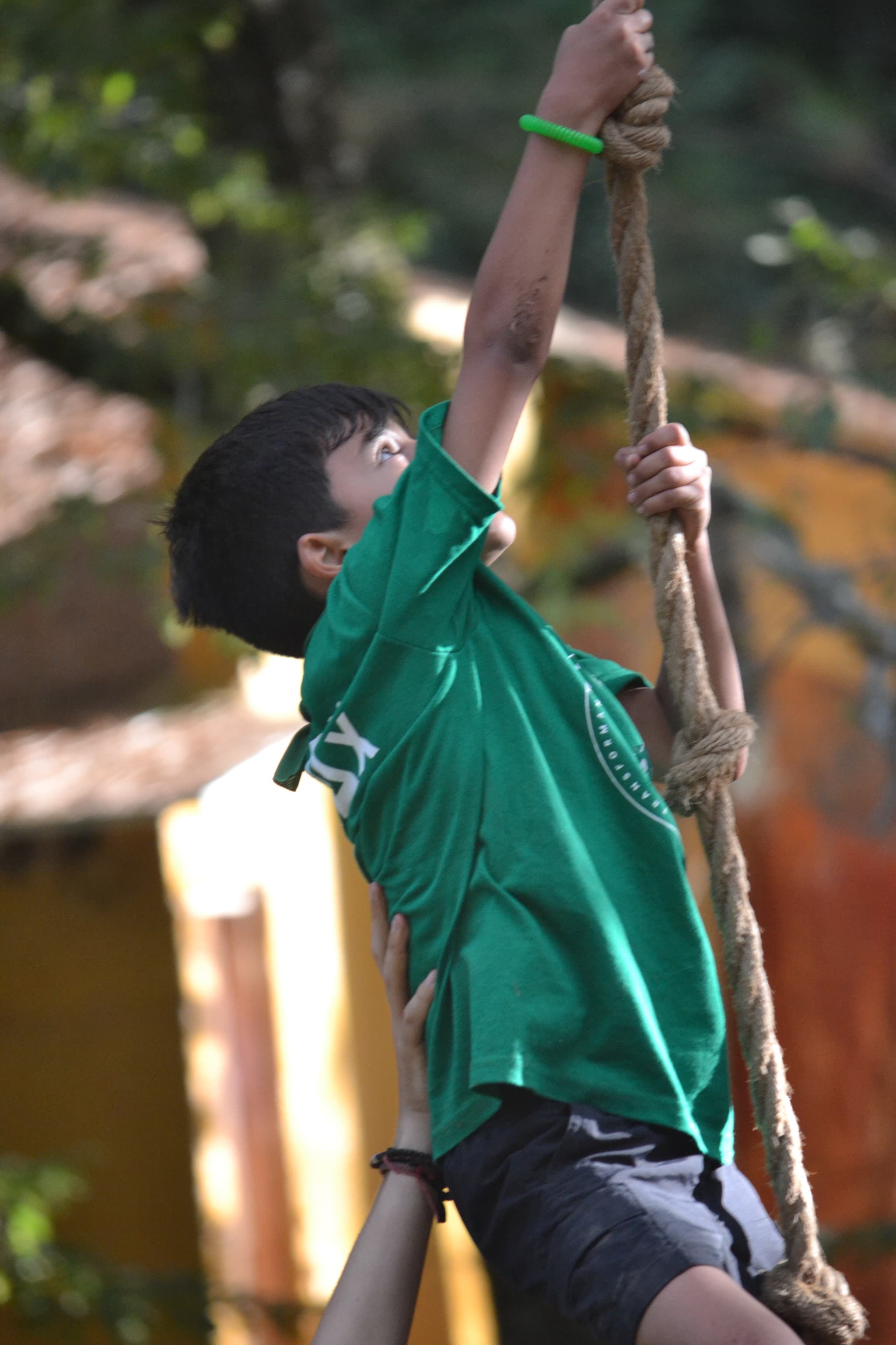 Grupo de niños y niñas con camisetas personalizadas sonriendo juntos al final de una actividad de campamento