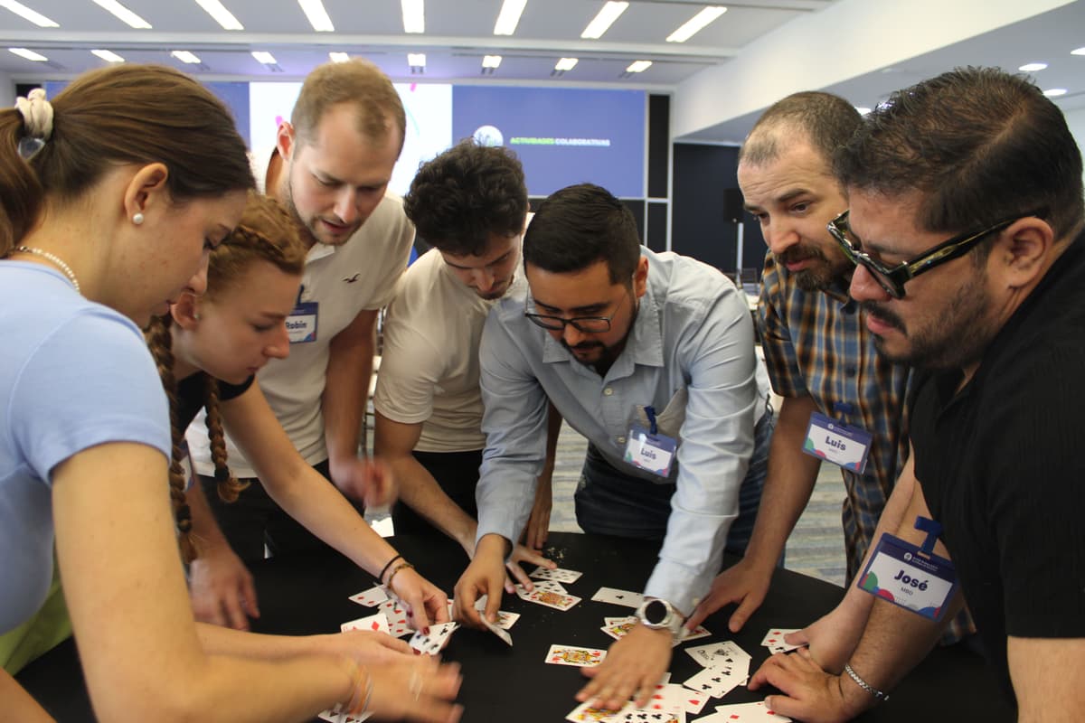 Colaboradores de ALYAX resolviendo un desafío juntos, aplicando habilidades de comunicación y coordinación