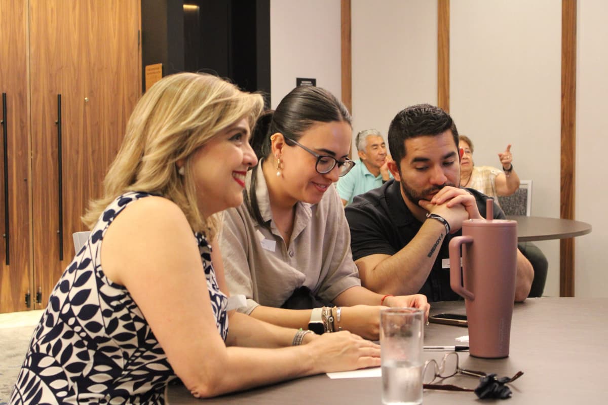 Participantes interactuando en una sesión grupal, aprendiendo a enfrentar retos juntos con creatividad y organización