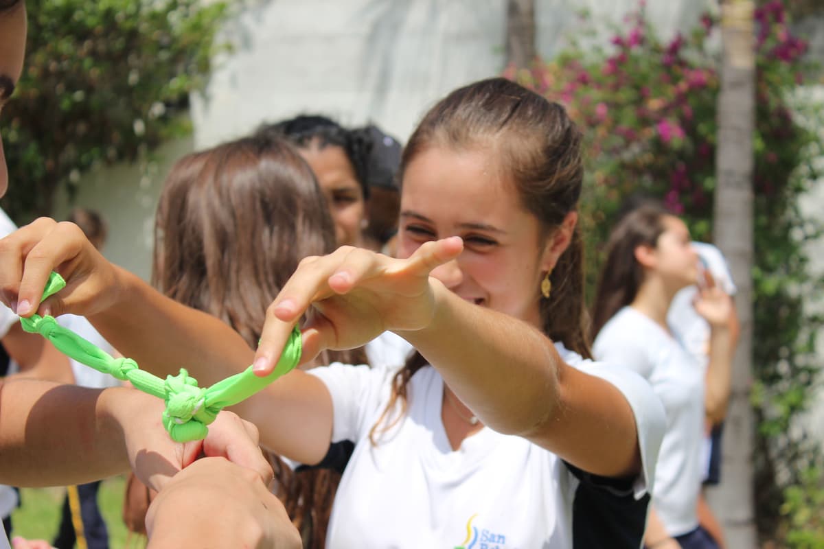 Grupo de niños realizando una actividad de equipo, aprendiendo a colaborar y superar retos juntos.