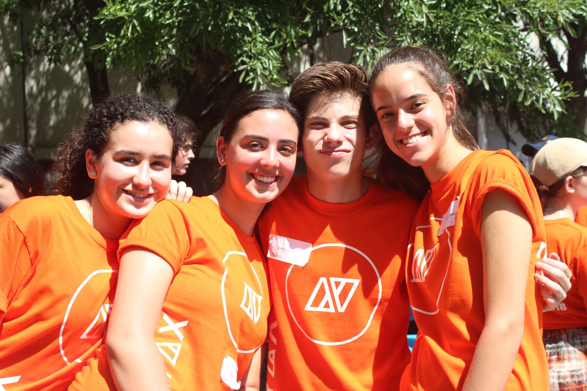 Alumnas sonriendo mientras posan juntas, mostrando la conexión y las amistades formadas durante la integración