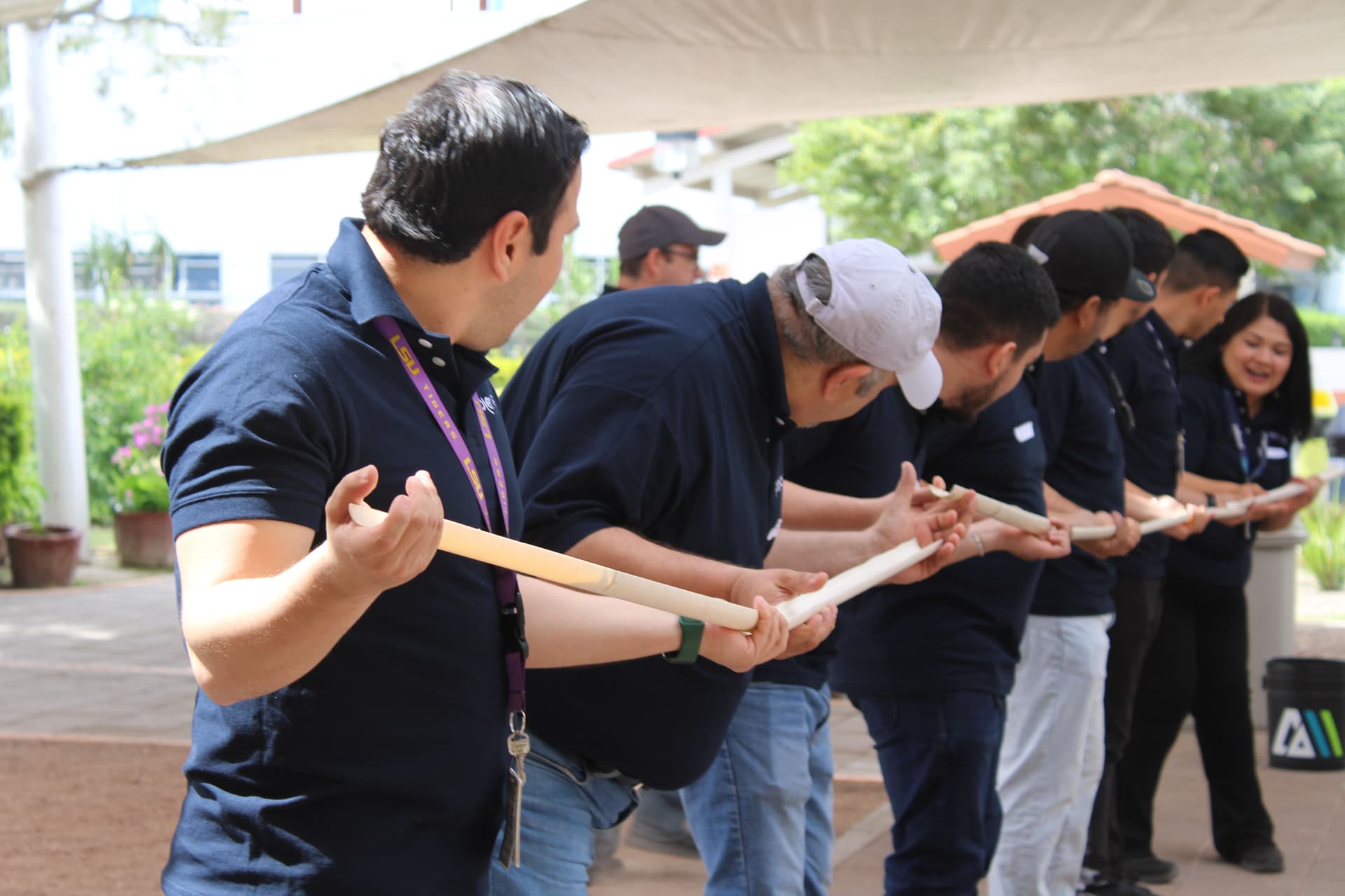 Facilitador de ALYAX liderando una actividad, reforzando el espíritu competitivo y colaborativo del rally empresarial
