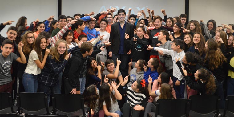 Grupo de niños felices Charlas Motivacionales para Estudiantes ALYAX Monterrey