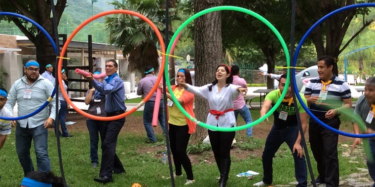 Personas jugando en aros de colores Rally de Equipos de oficinas ALYAX Monterrey