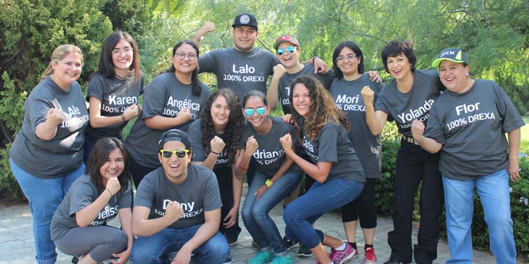 Grupo de personas con playera gris Construccion de Equipos Team Building ALYAX Monterrey
