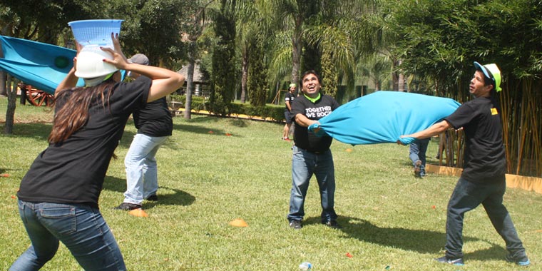 Jugando atrapando la pelota Team Building para Empresas ALYAX Monterrey