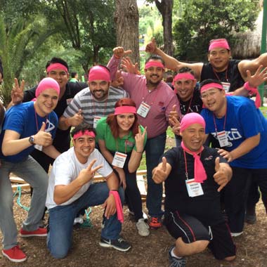 Personas con banda rosa en la cabeza Rally de Integracion Empresarial ALYAX Monterrey